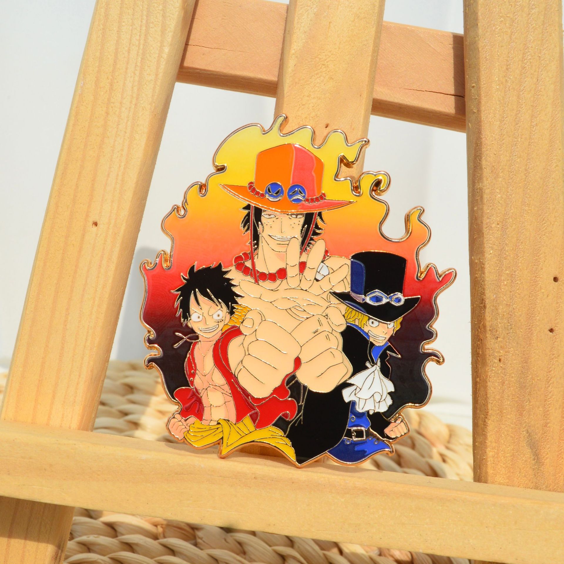 エース・ルフィ・サボ エナメルピンバッジ アニメ ワンピース - Anime Cosplay Luffy のレビューと価格